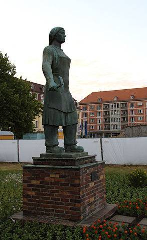 Trümmerfrau in Dresden Trümmerfrau in Dresden