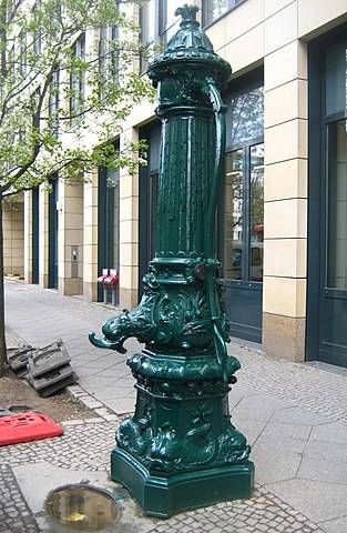 Historische Wasserpumpe in der Zinnowitzer Straße in Berlin-Mitte. Historische Wasserpumpe in der Zinnowitzer Straße in Berlin-Mitte.